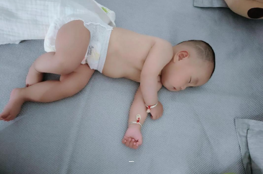 深圳合法供卵试管中心宝宝胳膊上起红疙瘩